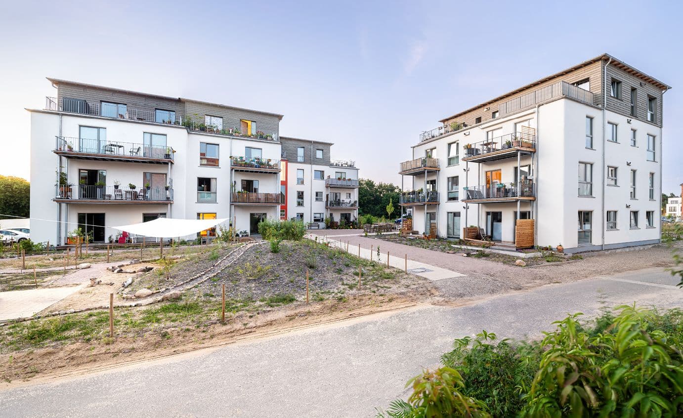 So geht klimafreundlicher Neubau: Wohnanlage querbeet; viergeschossig in Holz, Lehm und Stroh im Lüneburger Hanseviertel auf dem Gelände der ehemaligen Schlieffen-Kaserne, deren Bestand teilweise umgenutzt wurde.