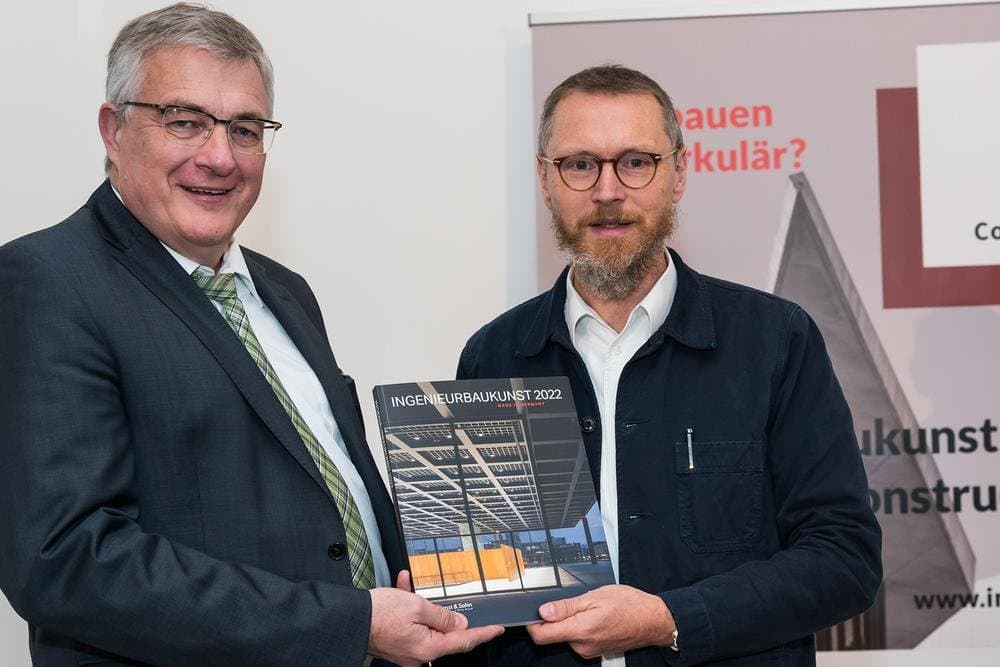 Vizepräsident Ingolf Kluge und Dr. Bernhard Hauke mit dem Jahrbuch