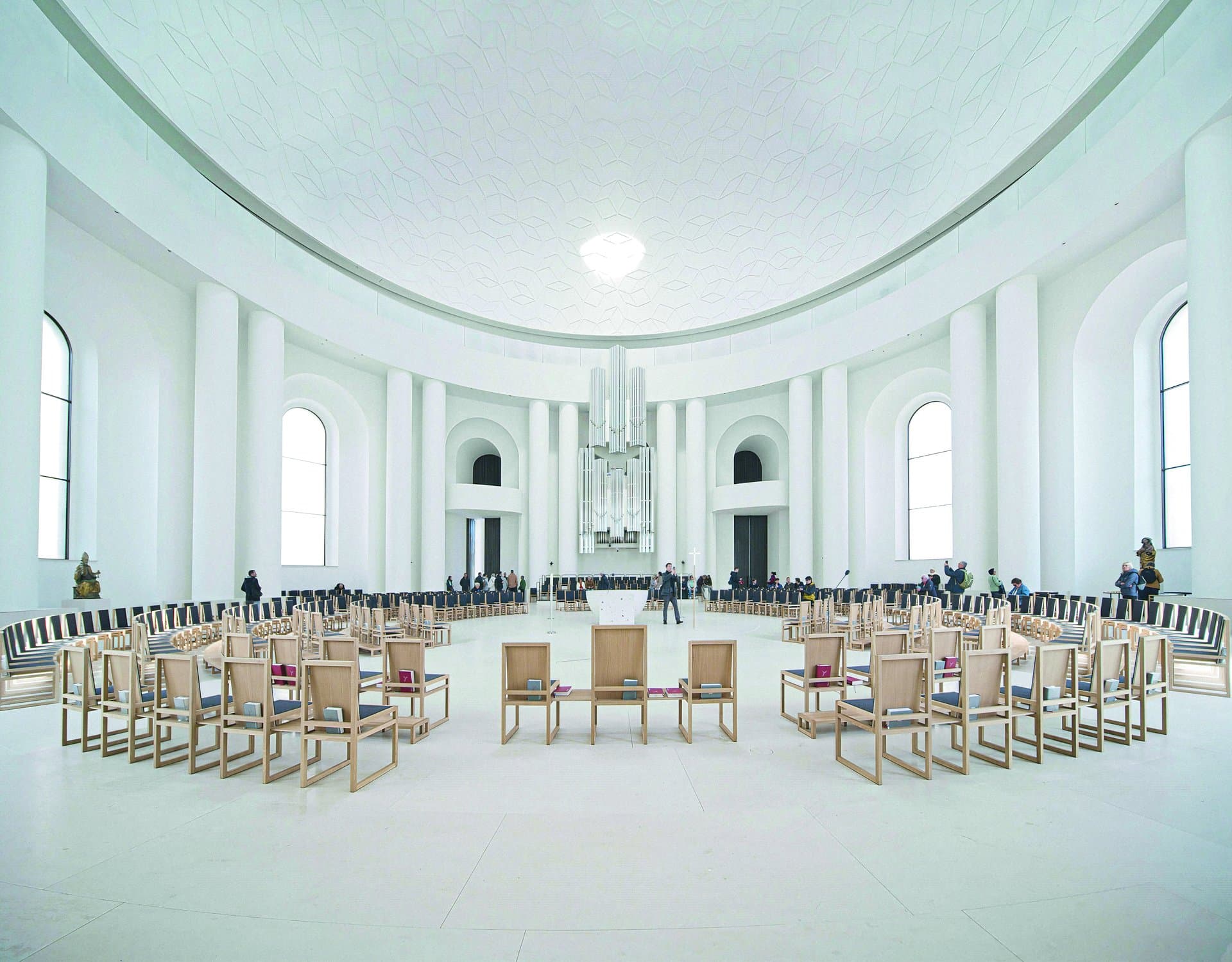 Innenansicht Kuppelraum nach Fertigstellung; Opaion mit Lichterkranz; Kuppel und Altar als Halbkugeln