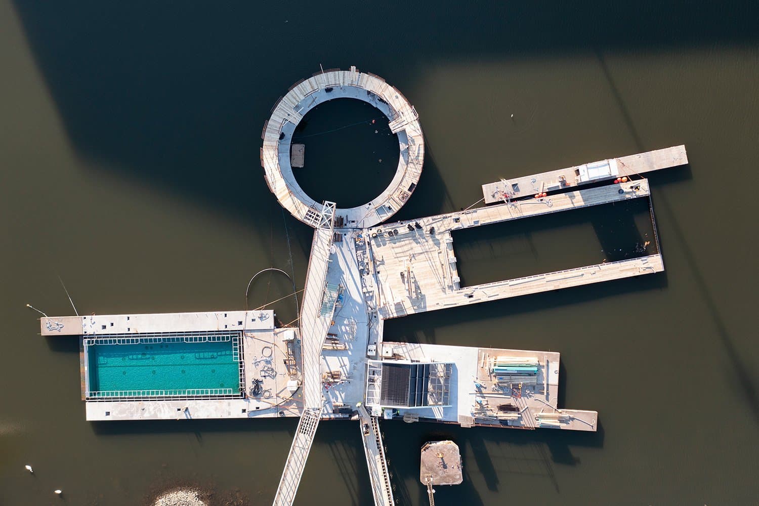 Die schwimmende Badelandschaft aus der Vogelperspektive © Yousef Boussir
