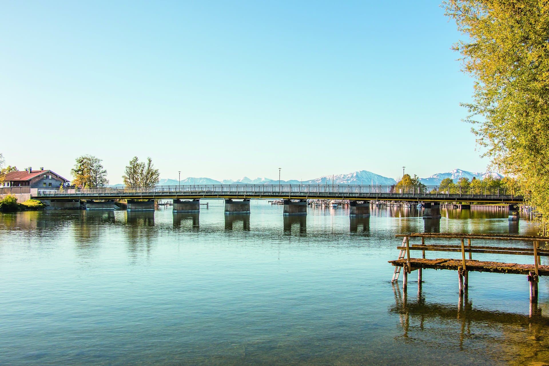 Neue Brücke mit den Alpen im Hintergrund