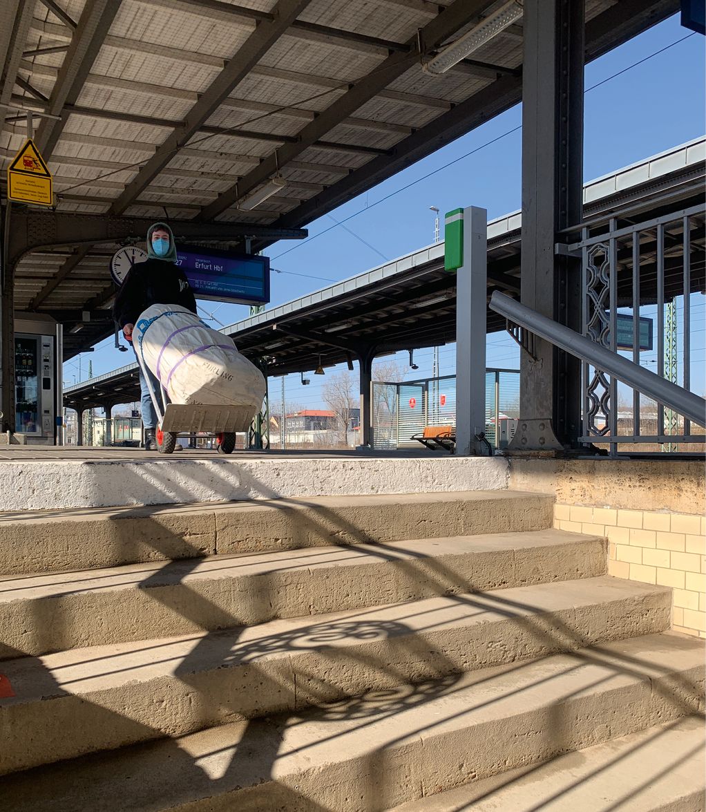 Bild 1 Materialspende – Transport mit Sackkarre und öffentlichen Verkehrsmitteln