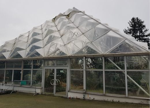 Bild 1a Vorher. Das Acrylglas der Gewächshausdächer im Grugapark war verwittert und unansehnlich geworden (a), deshalb wurden die botanischen Schauhäuser saniert und mit einem neuen Texlon ETFE-Foliendach versehen (b)