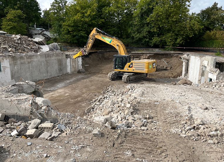 Bild 1 a) Rückbau eines Gebäudes, b) Gewinnung von RC-Materialien