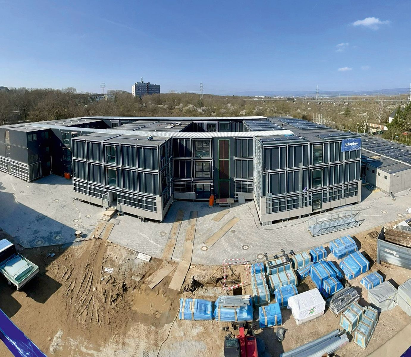 Bild 2 Auf dieser Baustelle entsteht aus hochwertigen Hybridmodulen das Interimsgebäude des Gymnasiums Mainz-Mombach Quelle: Adapteo