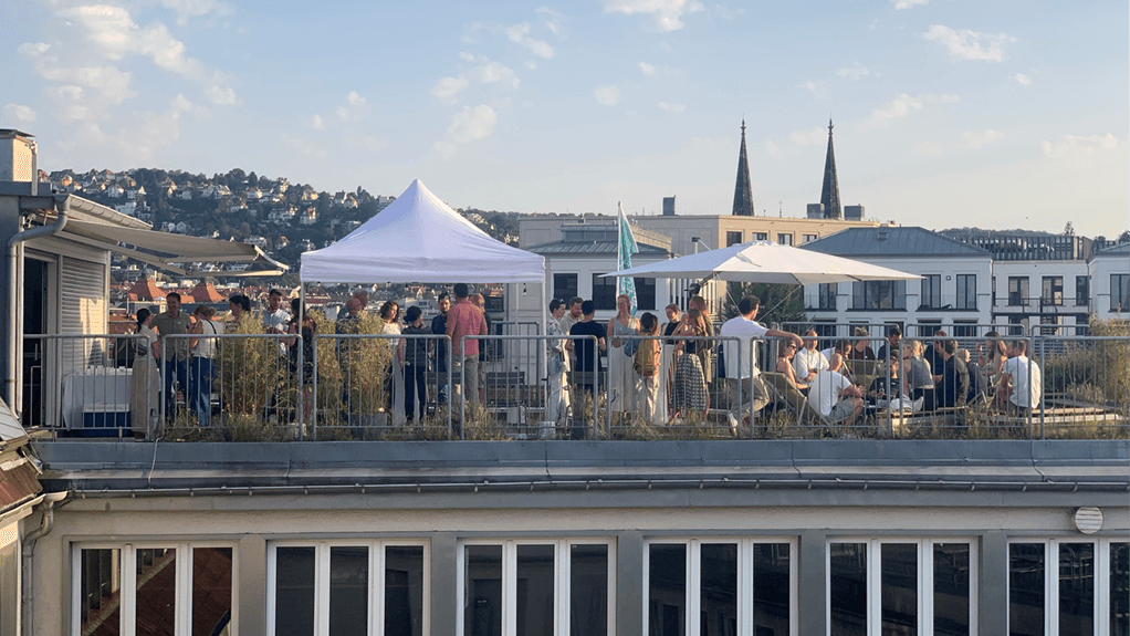 Bild 1 Die fünfte Live-Ausgabe des Stuttgarter Nachhaltigkeitsstammtischs auf der Dachterrasse von knippershelbig