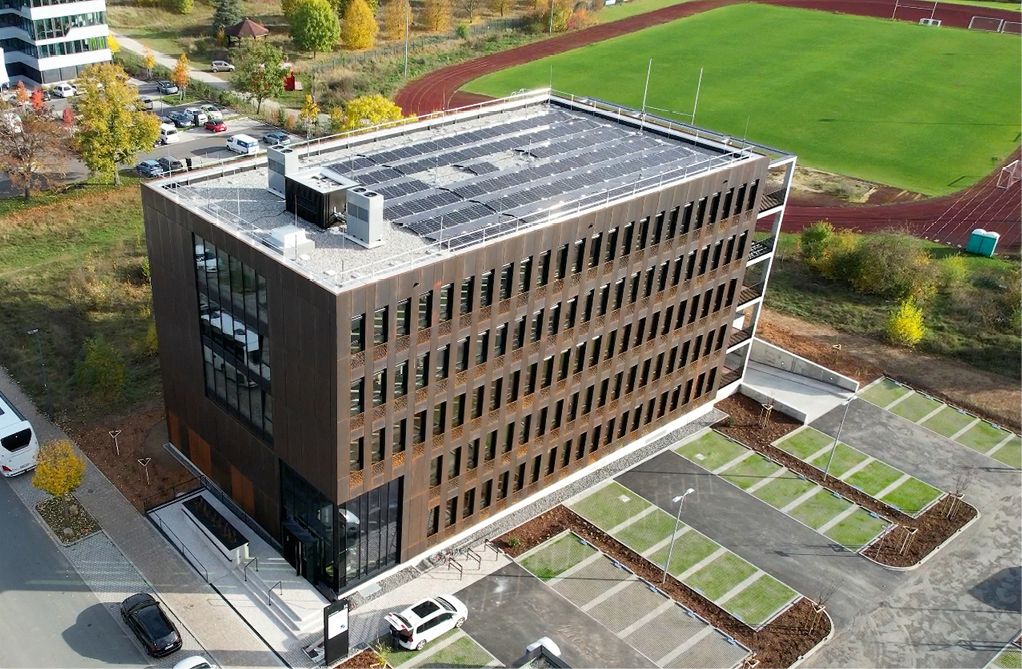 Bild 1 Im neuen Würzburger Gewerbegebiet „Skyline Hill“ liegt der Neubau „Bürogebäude JS16 am Hubland“. (Quelle: RAILING.GmbH)