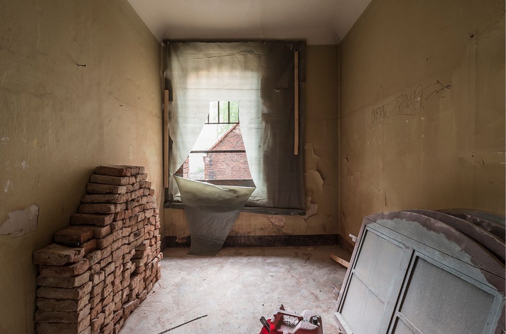 Bild 17 Ziegelsteine aus den erweiterten Fensteröffnungen werden zur neuen Mauer im Gartenhof Quelle: Grüntuch Ernst Architekten/Fotograf: Felix Pergande