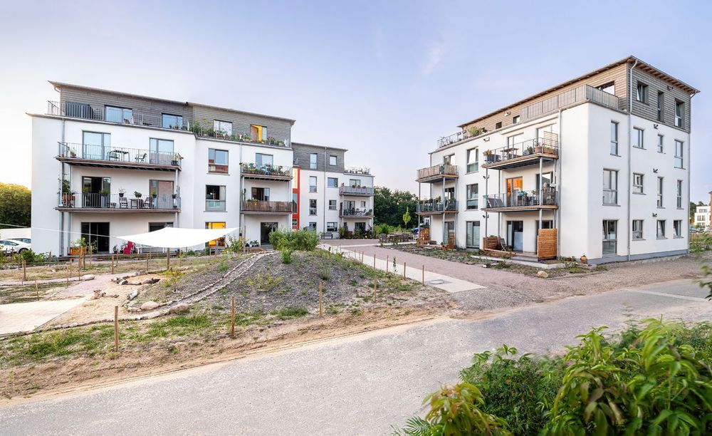 So geht klimafreundlicher Neubau: Wohnanlage querbeet; viergeschossig in Holz, Lehm und Stroh im Lüneburger Hanse­viertel auf dem Gelände der ehemaligen Schlieffen-Kaserne, deren Bestand teilweise umgenutzt wurde.