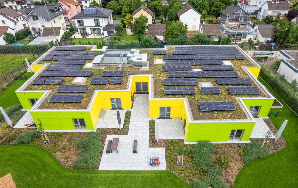 Bild 4 Ein Gründach schafft Biodiversität, Lebensraum für Insekten und Nahrungsquellen für Vögel; die Integration von Photovoltaik oder Solarthermie ist problemlos möglich Quelle: ALHO Unternehmensgruppe