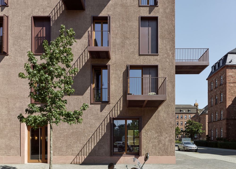 Bild 1 Turley Areal Mannheim: Das von Max Dudler gestaltete Quartier verknüpft den Altbau einer ehemaligen Kaserne stimmig mit drei monolithischen Neubauten und zeichnet sich durch einen klaren Materialkanon und die massive, ohne zusätzliche Dämmung auskommende Ziegelbauweise aus Quelle: Stefan Müller, Berlin