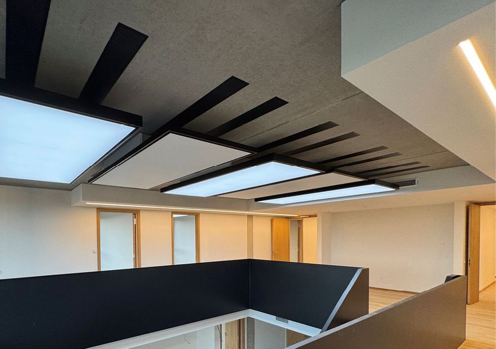 Bild 2 Die Umluftkühlung über die Deckensegel erfolgt in Abhängigkeit zur Raumtemperatur. Dazu wird Raumluft in das Gerät gesaugt, über eine Kühler-/Ventilatoreinheit geführt, dabei abgekühlt und anschließend hochinduktiv und zugfrei vierseitig in den Raum eingebracht. (Quelle: Dr. Kley Steuerberatungsgesellschaft mbH)