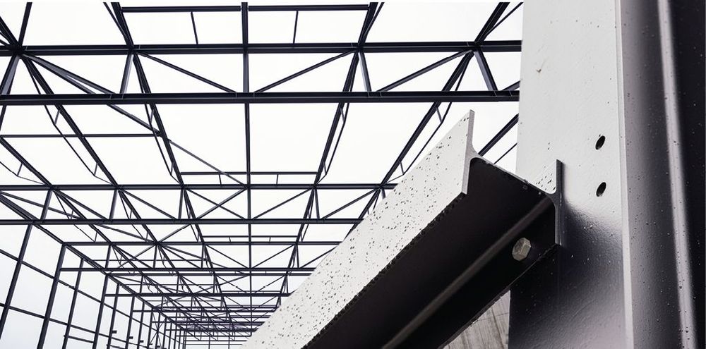 Bild 5 Emissionsreduzierter Stahl aus Thüringen in der Dachkonstruktion Forster Campus (Quelle: Stahlwerk Thüringen)