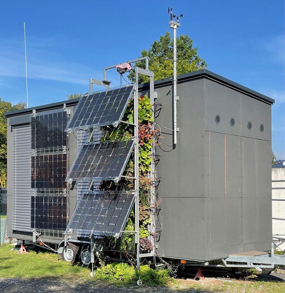 Bild 12 Rednitzhembach Technikum, Fassaden-Versuchsstand, Referenzbüro mit PV-Modulen, links der Aufbau mit Misch-/Regalsystem und rechts die um 30° geneigten PV-Module (Quelle: Ohm-AR)