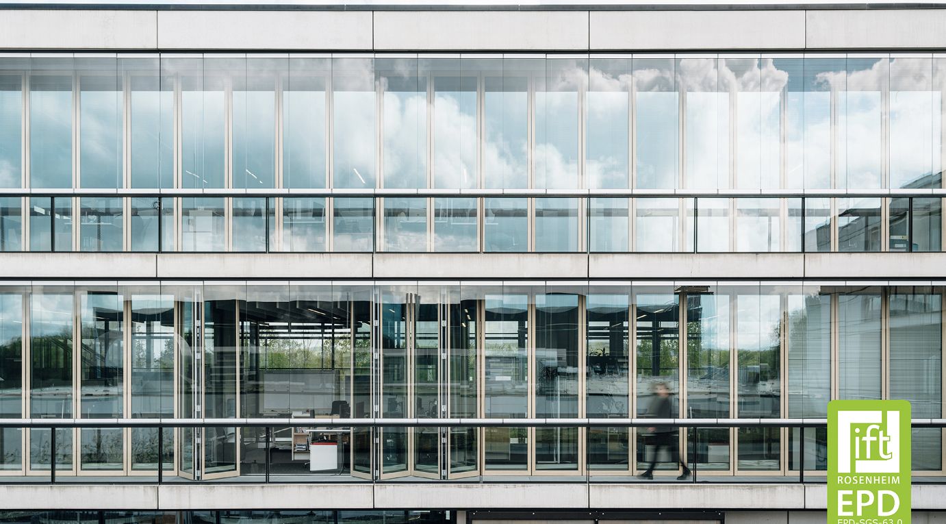 <b>Bild 1</b> Die klimaregulierende Comfort-Doppelfassade am Standort in Melle basiert auf der Idee des Doppelfensters – sowohl für die Glas-Faltwände der inneren Ebene als auch für die Schiebe-Dreh-Elemente der äußeren Ebene stehen nun produktspezifische Umweltproduktdeklarationen zur Verfügung<br><sup>Quelle: Malik Pahlmann für Solarlux GmbH</sup>
