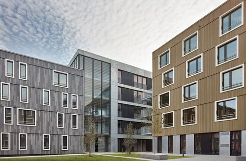 Bild 1 Serielles Bauen heute hat nichts mehr mit den Plattenbauten der 1960er- und 70er-Jahre zu tun; ACMS Architekten GmbH aus Wuppertal haben für das Studentenwohnheim in Bochum-Laerheide den BDA-Architekturpreis 2020 erhalten Quelle: Sigurd Steinprinz