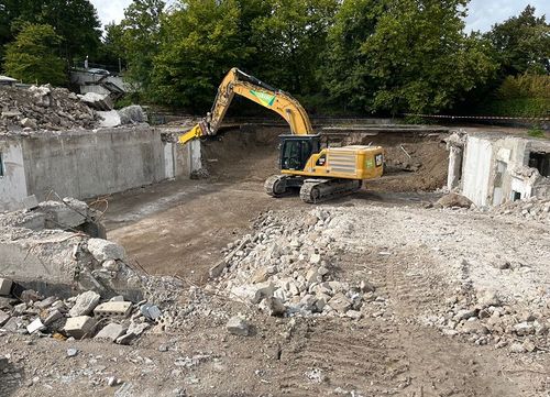 Bild 1 a) Rückbau eines Gebäudes, b) Gewinnung von RC-Materialien