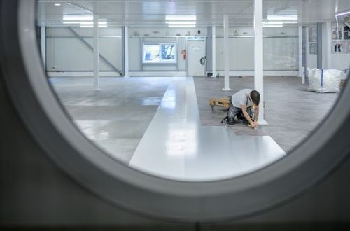 Bild 2 Der innovative Trockenklebstoff UZIN Plurafilm Hydro ermöglicht schnelle Renovierungen ohne Wartezeiten, Staub, Lärm und Schmutz – selbst bei restfeuchten Untergründen. (Quelle: Uzin)