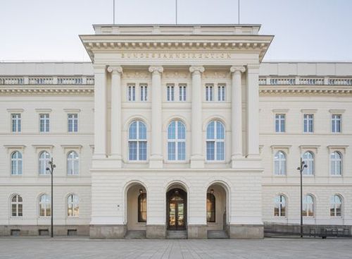 Bild 5 Die ehemalige Bundesbahndirektion Wuppertal ist mit ihrer klassizistischen Erscheinung ein besonderer Stadtbaustein direkt am Wuppertaler Bahnhof. (Quelle: Schnepp Renou)