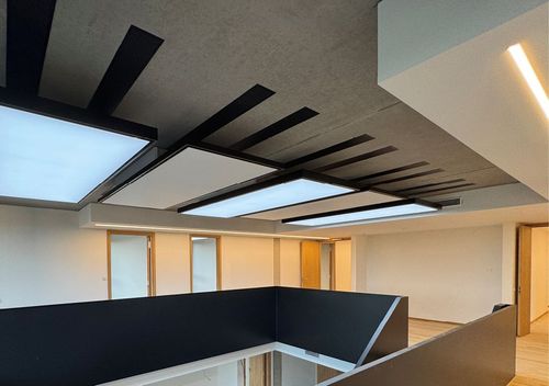 Bild 2 Die Umluftkühlung über die Deckensegel erfolgt in Abhängigkeit zur Raumtemperatur. Dazu wird Raumluft in das Gerät gesaugt, über eine Kühler-/Ventilatoreinheit geführt, dabei abgekühlt und anschließend hochinduktiv und zugfrei vierseitig in den Raum eingebracht. (Quelle: Dr. Kley Steuerberatungsgesellschaft mbH)