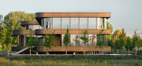Bild 1 Architektonisches Highlight im vollständig zirkulären Gewerbepark „Ambachtsezoom“ in den Niederlanden:das Omega-Bürogebäude nach einem Entwurf von EVA architecten