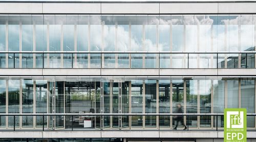 Bild 1 Die klimaregulierende Comfort-Doppelfassade am Standort in Melle basiert auf der Idee des Doppelfensters – sowohl für die Glas-Faltwände der inneren Ebene als auch für die Schiebe-Dreh-Elemente der äußeren Ebene stehen nun produktspezifische Umweltproduktdeklarationen zur VerfügungQuelle: Malik Pahlmann für Solarlux GmbH