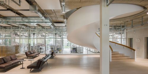 Im Neubau von DSM-firmenich kommen die Stärken der gläsernen Trennwandsysteme voll zum Tragen: sie fördern die Kommunikation, sorgen für Schallschutz und Sicherheit und unterstreichen durch ihre Ästhetik die moderne, hochwertige Gestaltung der neuen Labor- und Bürowelt; Quelle: Strähle / Daisuke Hirabayashi