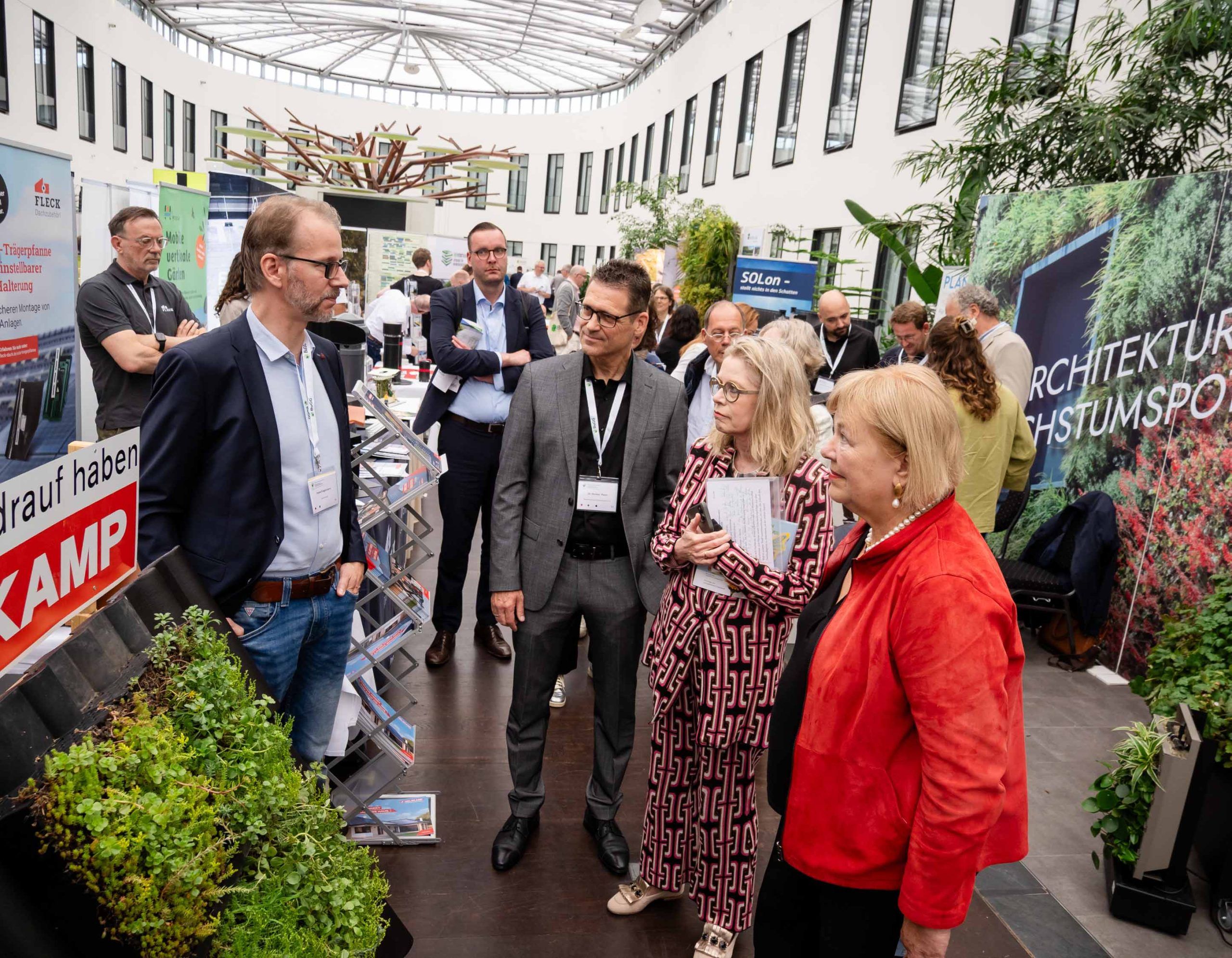 1. Ute Bonde, Berliner Umweltsenatorin, Bettina Hagedorn, Parlamentarische Staatssekretärin im Bundesumweltministerium, und Dr. Gunter Mann, BuGG-Präsident, beim Rundgang über die Fachausstellung. Hagedorn: „Die Innovationskraft des deutschen Mittelstandes zeigt sich dort.“ Quelle: Bundesverband GebäudeGrün e.V.